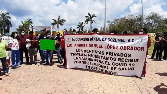 Llegaron con una lona y pancartas en mano