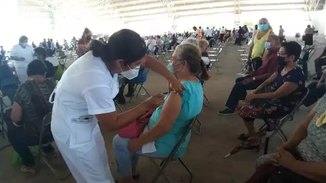 Hasta las 14:00 horas se han aplicado alrededor de dos mil dosis del biomédico de AstraZenaca