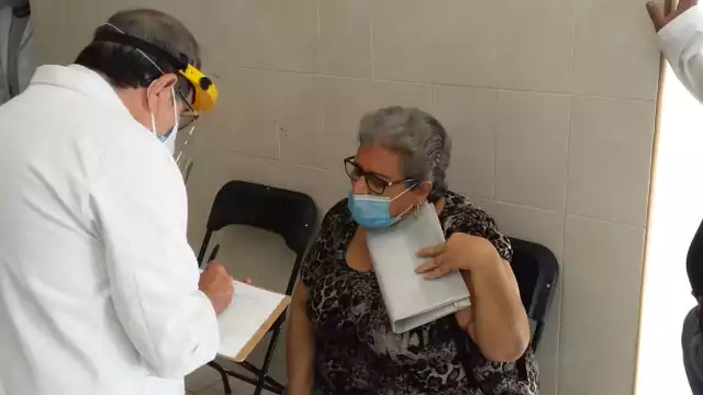 La primera inoculada fue Bertha Valencia de 63 años de edad