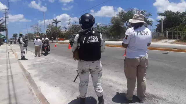 La mayoría de los visitantes transitaban a bordo de vehículos de rentadoras, y en todo momento colaboraron con los efectivos militares y el personal de Migración