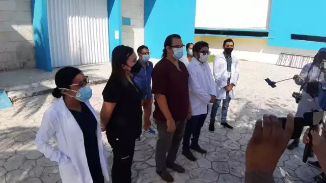 Médicos de Cozumel se manifiestan en la entrada principal del Hospital General