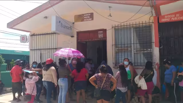 La sucursal bancaria atendió a beneficiarios de tres municipios por lo que se agotó el efectivo dejando sin pago a madres de estudiantes