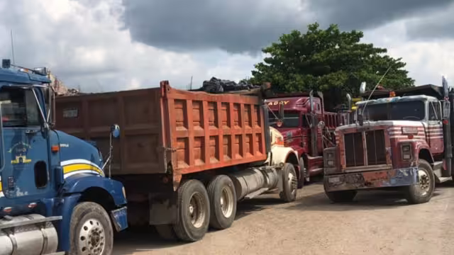 Volqueteros crean bloqueo en carreteras federales de Campeche en protesta por falta de tramos laborales por el Tren Maya