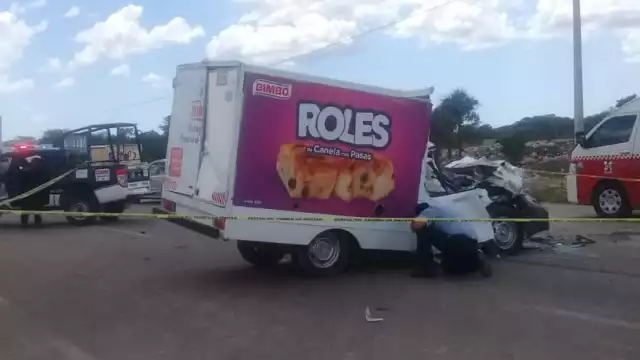 El conductor del camión de Bimbo fue llevado al hospital debido a los golpes que recibió