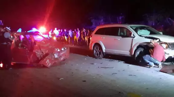 Ambos autos terminaron con daños materiales altos Ambos autos terminaron con daños materiales altos