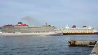 Se registró la llegada del colorido "Scarlet Lady", de la naviera Virgin Voyages que recién estrenó crucero al Caribe