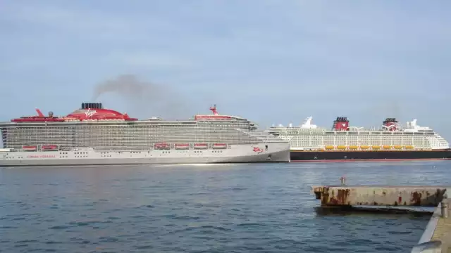 Este 03 de noviembre la isla recibió en sus distintos puertos a tres hoteles flotantes provenientes de Estados Unidos