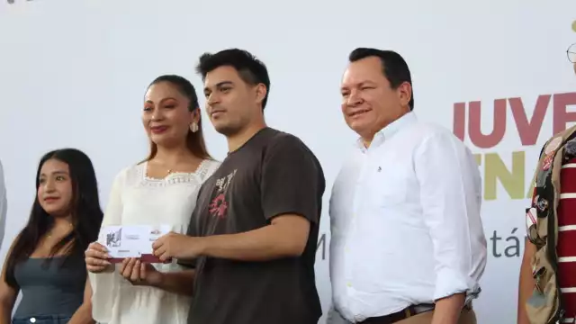 El gobernador Joaquín Díaz Mena encabezó la entrega de las tarjetas