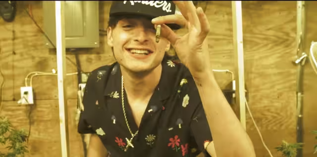 Acusan a Peso Pluma de robar mariguana en un dispensario