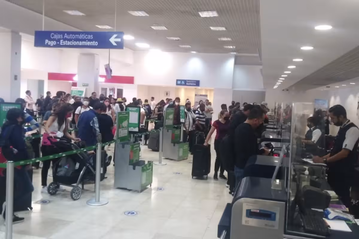 VivaAerobus deja varados a más de 100 pasajeros tras cancelar el vuelo ...