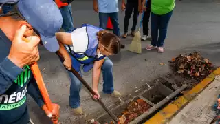 Intensifica el mantenimiento a pozos y limpieza de rejillas en calles de Mérida