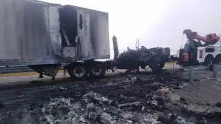 La cabina del tráiler quedó calcinada, por lo que se iniciaron los trabajos para retirar lo que queda de la pesada unidad