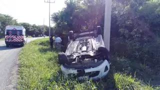 Dos lesionados por volcadura en Tizimín