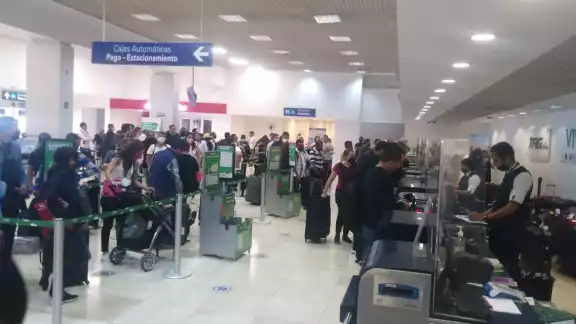 Pasajeros desconocen que ocurrirá con el vuelo Pasajeros desconocen que ocurrirá con el vuelo