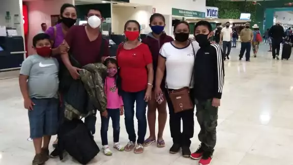 Neftalí está casado y tiene dos hijos, quienes se quedarán en Akil, Yucatán. Foto: Víctor Lara Neftalí está casado y tiene dos hijos, quienes se quedarán en Akil, Yucatán. Foto: Víctor Lara