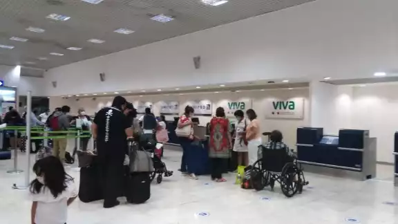 El atraso se generó en la aerolínea de Viva aerobus con proveniente de la ciudad de México. Foto: Víctor Lara El atraso se generó en la aerolínea de Viva aerobus con proveniente de la ciudad de México. Foto: Víctor Lara