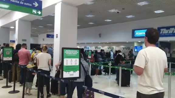 El pasajero que compró un boleto de VivaAerobús que resultó ser falso en Mérida, tuvo que gastar en adquirir uno en otra aerolínea El pasajero que compró un boleto de VivaAerobús que resultó ser falso en Mérida, tuvo que gastar en adquirir uno en otra aerolínea