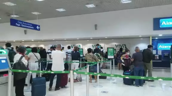 El primer vuelo aterrizará cerca de aproximadamente 20 minutos antes de su hora programada El primer vuelo aterrizará cerca de aproximadamente 20 minutos antes de su hora programada