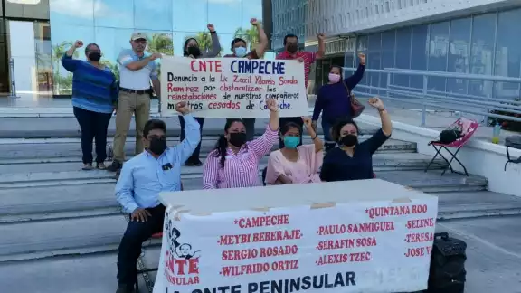 Los maestros exigen que se reinstale a sus compañeros Los maestros exigen que se reinstale a sus compañeros