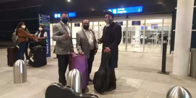 Los pasajeros durmieron en el aeropuerto de Mérida, pues les indicaron una hora aproximada de salida que no se cumplió