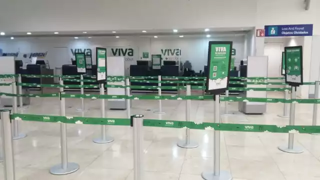 A pesar de haber llegado una hora antes, pasajeros aseguran que no había quién los atendiera, por lo que perdieron su vuelo