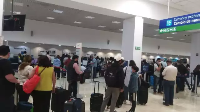 Los pasajeros con destino a Estados Unidos acudieron al módulo de su aerolínea en el aeropuerto de Mérida para documentar equipaje