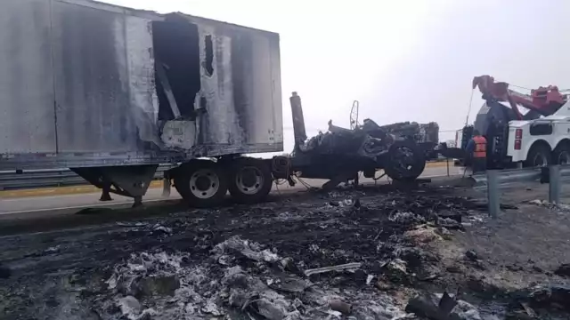 La cabina del tráiler quedó calcinada, por lo que se iniciaron los trabajos para retirar lo que queda de la pesada unidad