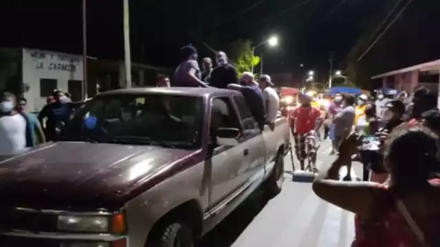 Los motociclistas decomisaron la camioneta y la trasladaron a un local