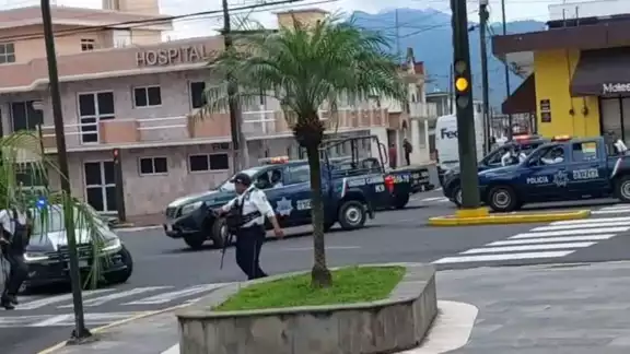 En la ciudad hubo escenas de pánico, con personas tiradas en el suelo y escuelas desalojando a cientos de estudiantes En la ciudad hubo escenas de pánico, con personas tiradas en el suelo y escuelas desalojando a cientos de estudiantes