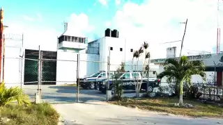 Los detenidos por portación de drogas y el arma en Cozumel permanecerán encarcelados durante el proceso de investigación