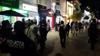 Elementos de la Sedena, Guardia Nacional y Policía Quintana Roo procedieron a retirar al ambulantaje sin permisos en Playa del Carmen