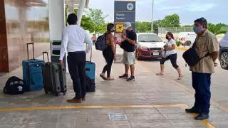 La familia llegó tarde a la terminal aérea, por lo que no pudieron abordar el avión