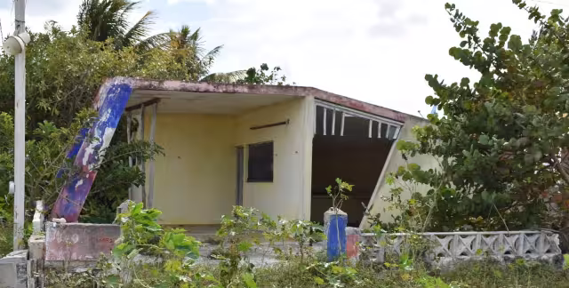 Pobladores sienten desconfi anza ante el posible derrumbe de viviendas veraniegas en mal estado