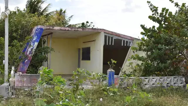 Pobladores sienten desconfi anza ante el posible derrumbe de viviendas veraniegas en mal estado