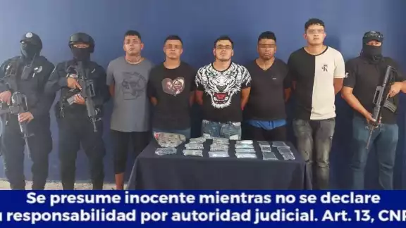 Al menos cinco personas fueron detenidas; fueron sorprendidos con diversas dosis de droga, motivo por el que fueron turnadas a la FGE Al menos cinco personas fueron detenidas; fueron sorprendidos con diversas dosis de droga, motivo por el que fueron turnadas a la FGE