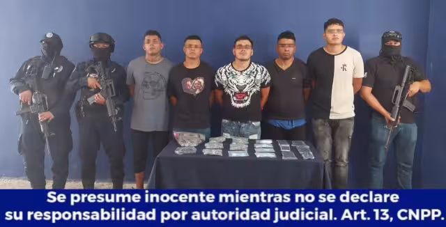 Al menos cinco personas fueron detenidas; fueron sorprendidos con diversas dosis de droga, motivo por el que fueron turnadas a la FGE