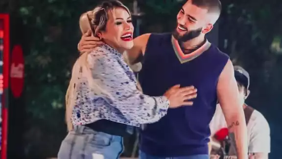 Manuel Turizo le roba un beso a Wendy Guevara