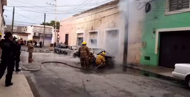 Tres autos calcinados tras caída de cable de tensión