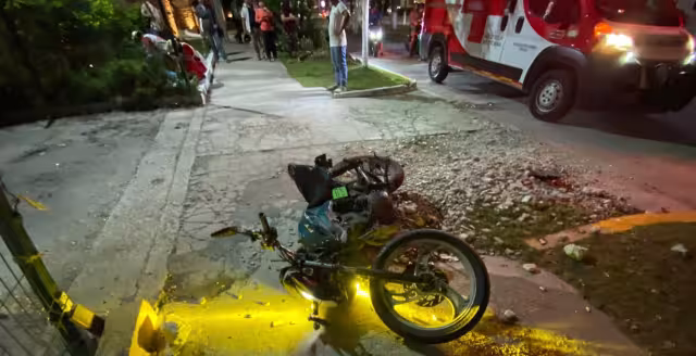 Motociclista sufre aparatoso accidente frente a un casino en la colonia Petrolera.