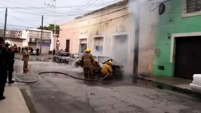 Tres autos calcinados tras caída de cable de tensión