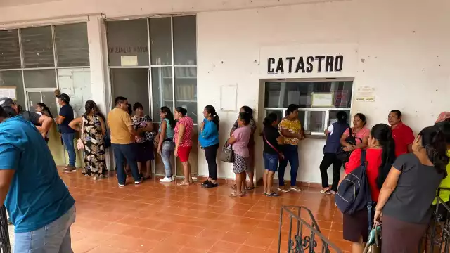 Decenas de cheneros acudieron al Ayuntamiento en busca de empleo desde el pasado miércoles