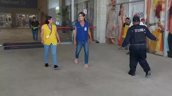 Se retiró a todos las personas que se encontraban en el área para que los Bomberos y Protección Civil realizara revisiones Se retiró a todos las personas que se encontraban en el área para que los Bomberos y Protección Civil realizara revisiones