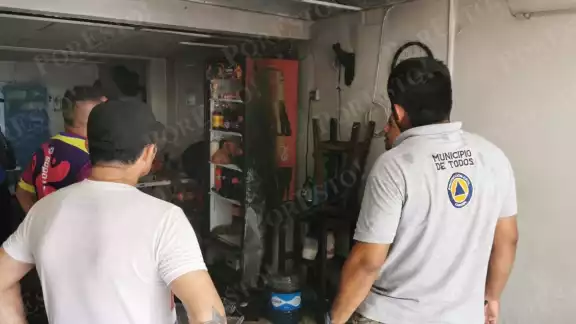Un corto circuito en el refrigerador causó el incendio en el interior de la taquería cuando se encontraba cerrada