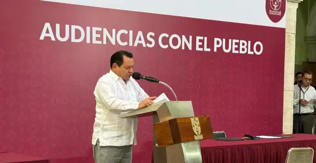 El gobernador Joaquín Díaz Mena recibe a yucatecos en el Palacio de Gobierno