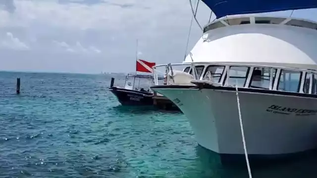 Uno de los cuerpos de los turistas fallecidos fue llevado hacia Isla Mujeres, además de la persona que los acompañaba