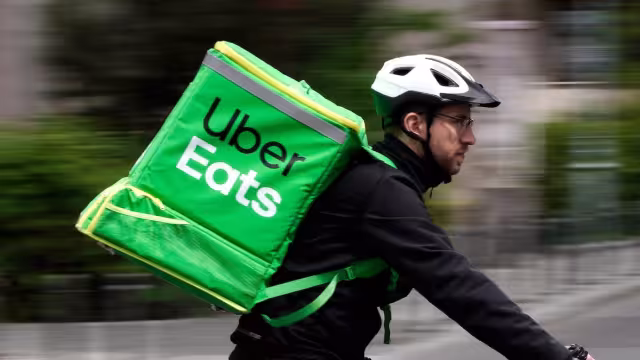 En la parte posterior del vehículo se escucha llorar a un menor de edad, quien es tranquilizado por una segunda mujer