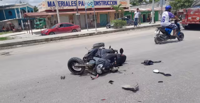 Un joven sufrió escoriaciones tras ser arrollado por una camioneta Chevrolet Silverado en la avenida Justo Sierra Méndez.