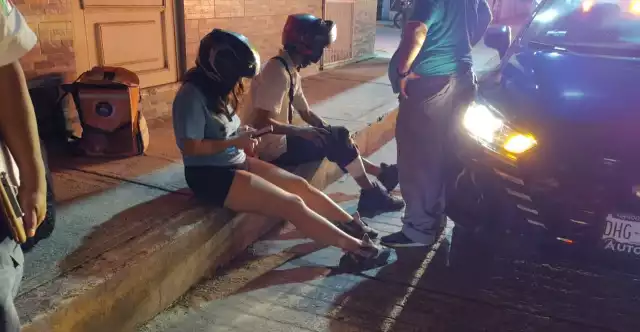 Motociclista evita colisión con automóvil y termina lesionado junto a su acompañante
