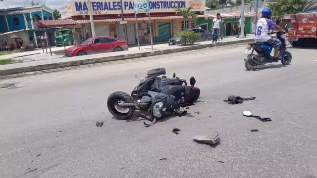 Un joven sufrió escoriaciones tras ser arrollado por una camioneta Chevrolet Silverado en la avenida Justo Sierra Méndez.