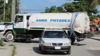 Durante la crisis, las pipas llevaban agua a hoteles y restaurantes del Centro Histórico.